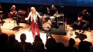 Florence + the Machine, "SHAKE IT OUT" at Samsung 837