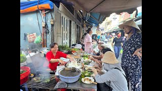 Hàng bánh hỏi bò lá lốt thơm phức, khách ngồi kín bàn bên trong chợ Vườn Chuối Sài Gòn