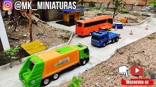 fazendo a coleta do lixo #miniaturas #minis #brinquedos #caminhão #miniaturasdecaminhão