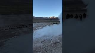 Acordamos as 4h da manhã para visitar os Geysers del Tatio, o 3° maior campo geotérmico do mundo! 🤩