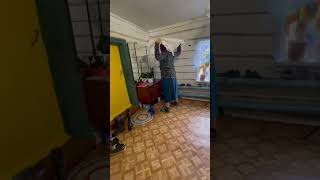 Шопинг. Бабуля выбирает платок #granny #prank #приколы #пранк #инстаматка