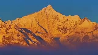 Yunnan, la vetta innevata di Monte Meili in raggi dorati del sole