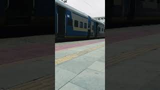 #ahmedabad #express #indianrailways #viralvideo #trendingshorts #youtubeshorts