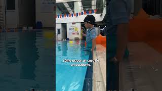 El pequeño Daniel en su prueba de seguridad 🏊‍♂️ #natación #drowningprevention #watersafety