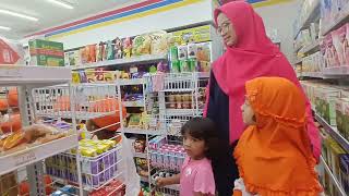 Belanja bersama teman di Indomaret