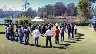 Emcee Nandhini Aravindan conducting Jump in Jump out  game at Kodaikanal for Maruti Nexa employees