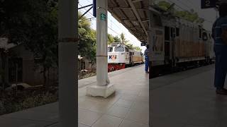 kereta api melintas di area stasiun bekasi timur 23oktober2024.,