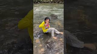 Mukbang POP MIE Di Tengah Sungai