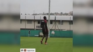 Balotelli intenta copiar el mítico control de Ronaldinho