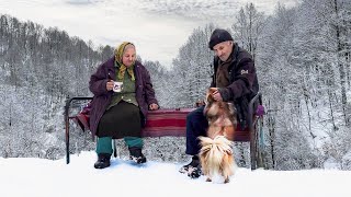 Счастливая старость пожилой пары в горной деревне зимой вдали от цивилизации