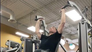 HOW TO PROPERLY USE A SHOULDER PRESS MACHINE ￼#exercise #shoulder #beginner #machine