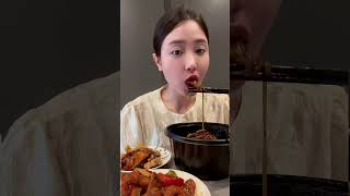 Trưa nay e có mì tương đen và thịt heo chua ngọt 😜 mời mn ạ #mukbang