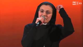 Sor Cristina Scuccia una monja en The Voice Italia canta "No one" di Alicia Keys.