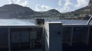 Partenza con mare mosso Capri Napoli