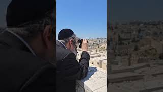 Rabbi Arush overlooks the Temple Mount, the Holy of Holies.🙌