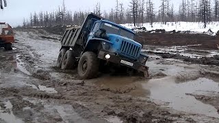 VAS IN DIE MODDER.  VRAGMOTORS URAL EN KAMAZ.  DIE PAAIE IN DIE NOORDE VAN RUSLAND .