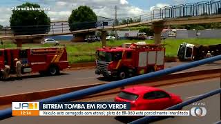 Caminhão carregado com etanol tomba na BR-060 em Rio Verde