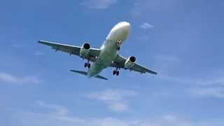 ШОК! Самолет пролетел прямо над головой! Phuket landing  - Low-flying aircraft over the beach