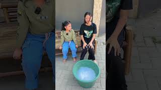 RAISHA DAN KAKA INDAH BUAT SENDAL DARI GELEMBUNG SABUN #shorts