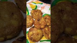 Best snacks ever!! (Aloo sabudana tikki) #youtube #ytshort #viral #Varunaachal #snacks #food #couple