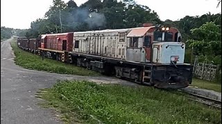 Trem com vagões carregados acelerando na rampa do km 106 em Catu Bahia.