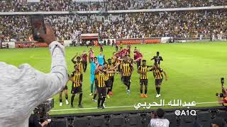 فرحة اللاعبين مع جمهور الاتحاد بعد الفوز #الاتحاد_الحزم