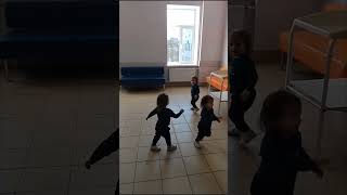 тройняшки пришли в медучреждение #близнецы #дети #многодетнаямама #triplets #семья #счастье #family