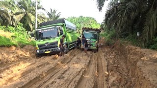 kondisi sempit, truk sawit berusaha terobos lewat jalur samping