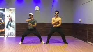 Tiger Shroff dances to Muqabla Song from SD3D! (BEST DANCE EVER)