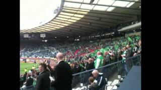 Hibs fans chant «Glory glory to the Hibees» before the Scottish cup final