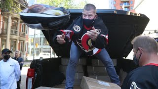 Ottawa Senators alumni deliver turkeys for Thanksgiving dinners