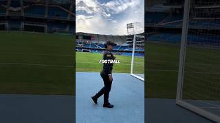 Cette policière attire l'attention de tous durant les matchs de football #football #ronaldo #foot