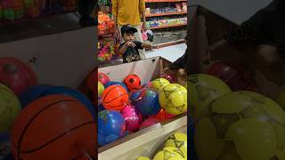 Banyak sekali bolanya warna-warni #shortsviral #funny #funnyvideo #anaklucu #bermain #bola