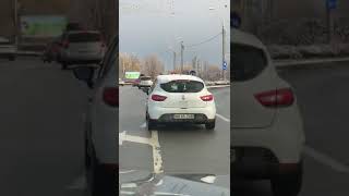 Copil filmat conducând mașina pe un bulevard din Baia Mare