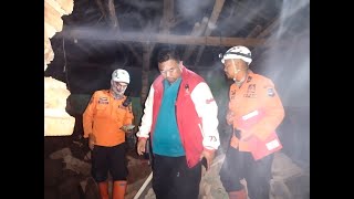 Rumah warga di Bl Limbangan tertimpa longsor Anggota DPRD Garut berikan bantuan