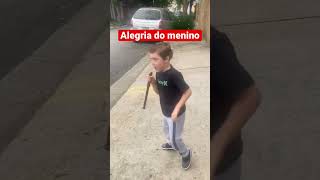 Alegria do menino com a flauta