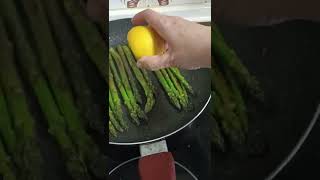 espárragos verdes a la plancha con limón