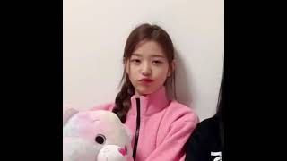 Wonyoung doing the Rei's cheeks