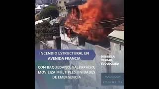 Vivienda de dos pisos completamente en llamas, con peligro de propagación.