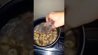 bubur kacang ijo tapi kok ada pisangnya, ini kolak atau pisang ya?