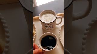 Café da manhã de domingo Banana com canela, iogurte de coco, pão com requeijão na chapa e o rei Café