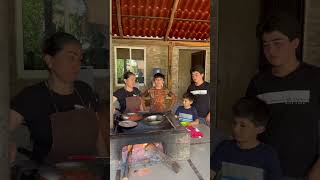 EN NUESTRA COCINA DISFRUTANDO Y OFRECIENDO UNA DISCULPA POR EL VIDEO QUE COMPARTIMOS EN DURANGO