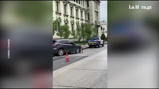 Vehículo aparcado frente al Palacio Nacional de la Cultura