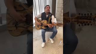 Videos graciosos. Julión se equivoca al tocar el bajo sexto jajaja 😂 MÁS TE RECUERDO