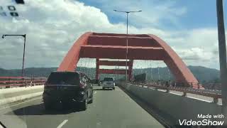 Melintas di Jembatan Merah Papua di malam hari dan siang hari.