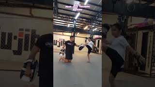 SPEEDKICKING MUAY THAI TRAINING DAY 3 GOOD JOB ANDREA #muaythaitraining #muaythai #speedkicking