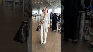 #MadhuriDixit snapped wearing a classy outfit at Mumbai Airport 😎✨🤍