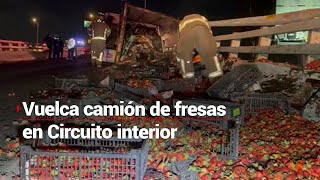 #MientrasDormía | Camioneta vuelca en Circuito Interior; además auto se sube a concreto en Tlalpan