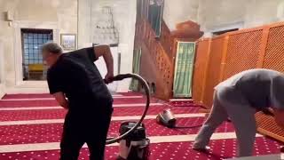 MESUT ÖZİL ÜSKÜDARDA CAMİ  TEMİZLİYOR.MESUT ÖZİL CLEANING A MOSQUE IN ÜSKÜDAR İSTANBUL TÜRKİYE