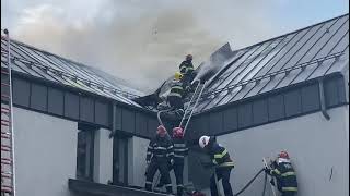 REALITATEA DOROHOIANĂ - Incendiu acoperiș la o clădire din Botoșani